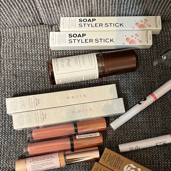 Assorted Makeup Collection - Picture 2 of 7